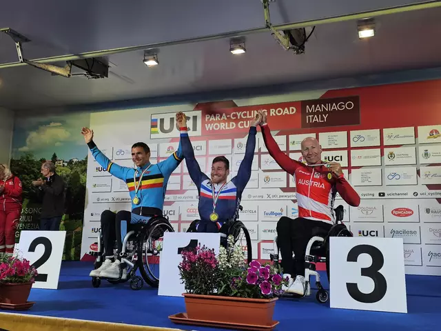 Alex Gritsch jubelt im italienischen Magnago über eine Weltcup-Medaille. | Foto: Privat