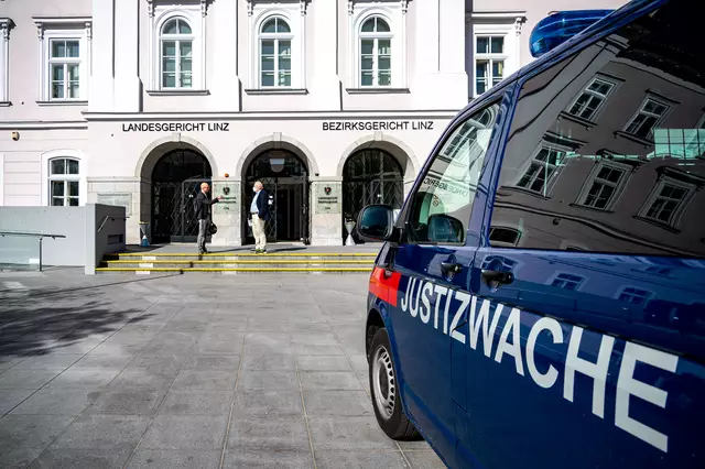 Die Staatsanwaltschaft Linz hat gegen den Mann im April eine Festnahmeanordnung ausgesprochen. Am 16. Mai 2025 konnte er bei einer Tankstelle in Linz-Urfahr gestellt werden. | Foto: FOTOKERSCHI.AT / KERSCHBAUMMAYR