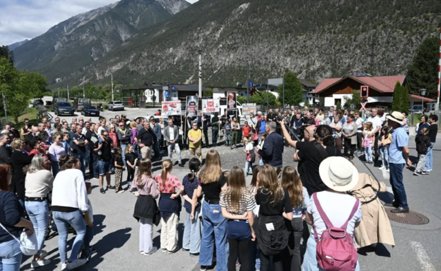 Hunderte Anrainer versammelten sich zur jüngsten Protestkundgebung in der Imster Au.