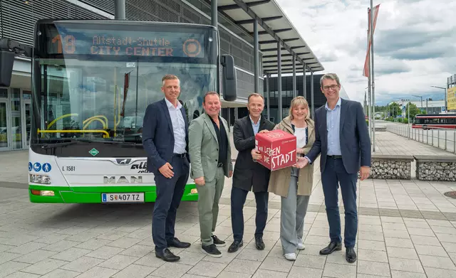 Ab Juli 2025 startet in der Stadt Salzburg ein P &amp; R-Pilotprojekt zur Förderung nachhaltiger Mobilität für PendlerInnen aus dem Umland. Mit der Linie 18 geht es in 13 Minuten zum Hanuschplatz. Im Bild (v.l.n.r.): Alex Kribus (Messe), Hermann Häckl (Albus), Bürgermeister Bernhard Auinger, Stadträtin Anna Schiester und Hannes Gfrerer (SVV) ziehen gemeinsam mit dem Land an einem Strang. | Foto: Stadt Salzburg / Alex Killer