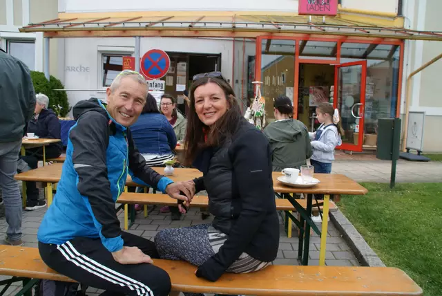 Günther und Anna Hauser beim Frühstück im Weltladen. | Foto: Anna Kaufmann