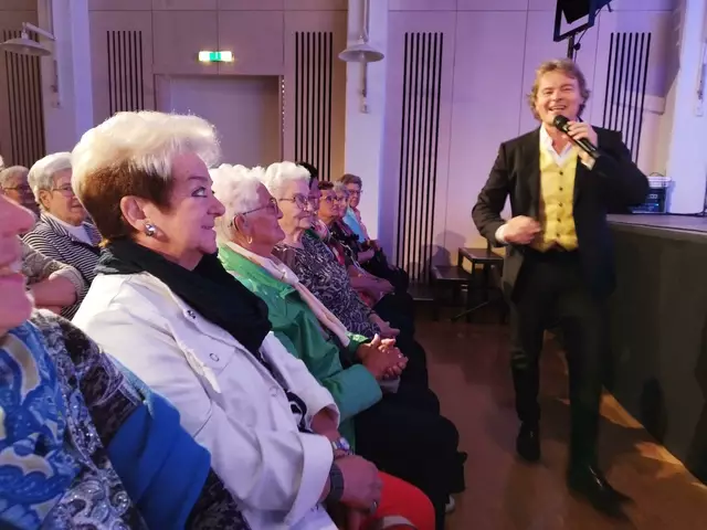 Rudy spazierte durch die Gänge und sang sich in die Herzen der Senioren