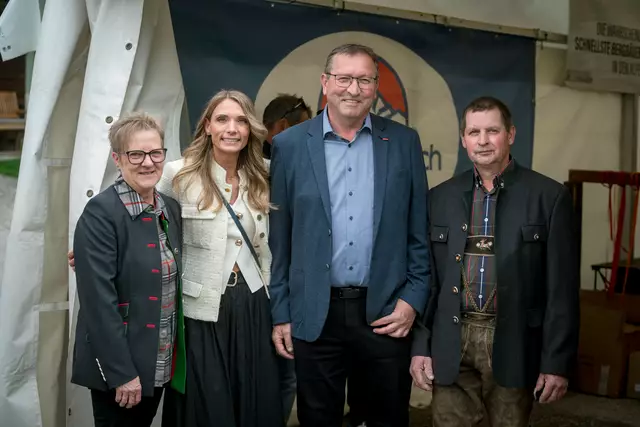 Die stolzen Eltern Christine (li) und Andreas Truppe (re) freuten sich über die tolle Unterstützung von Kärntnermilch PR-Leiterin Verena Maria Köck und Kärntnermilch-Obmann Albert Petschar.