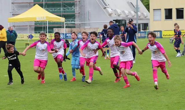 Jubel beim SV Hartberg, die Kicker gewinnen das Finale im BILLA-Cup gegen den FC Ausseerland mit 2:0.  | Foto: Edith Ertl