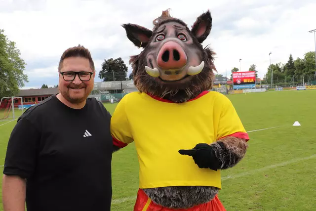 Christian Kauc und sein Team vom SC Kalsdorf wickelten Professionell den Landesentscheid im BILLA-Cup ab. Das gefiel auch BILLA-Maskottchen Ferdl.  | Foto: Edith Ertl