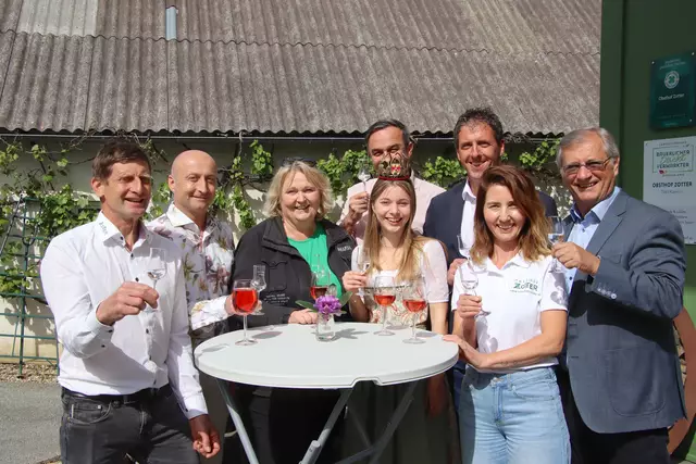 Die neue burgenländische Obstkönigin Katharina Perl (Mitte) kam zur Audienz auf den Obstbaubetrieb von Gerald Zotter in Kukmirn (links). | Foto: Martin Wurglits