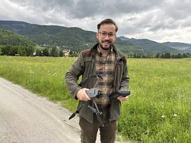 Obmann Florian Wernbacher freut sich, dass mittlerweile dank Spenden eine Drohne mit Wärmebildkamera angeschafft werden konnte.  | Foto: MeinBezirk
