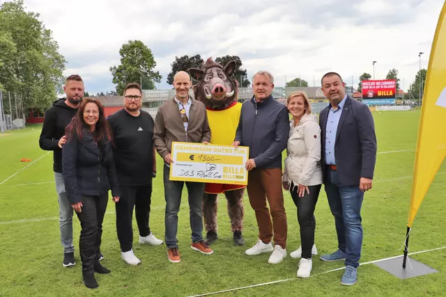GR Rudi Grewin, Sportausschuss-Obfrau Monika Dunkl, Turnierleiter Christian Kauc. Billa-Vertriebsdirektor Peter Gschiel, Bgm. Manfred Komericky, Vzbgm. Sabine Jakubzig und LAbg. Markus Konrad mit dem Billa-Maskottchen bei der Schecküberreichung über 1.500 Euro, die Billa für eine finanzschwache Familie in Kalsdorf spendet.  | Foto: Edith Ertl