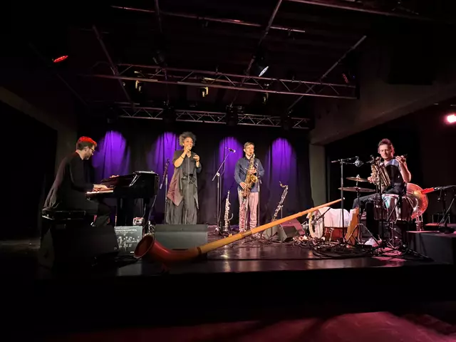 Von subtil bis explosiv: Ein Abend, an dem Klang, Text und Emotion zum Erlebnis verschmolzen. Von links nach rechts: David Helbock, Fola Dada, Andreas Broger und Johannes Bär. 