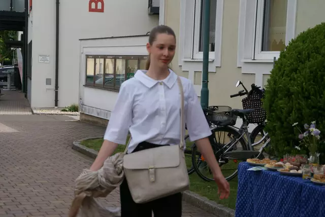 Schülerinnen präsentierten nachhaltige Mode aus dem Weltladen. | Foto: Anna Kaufmann