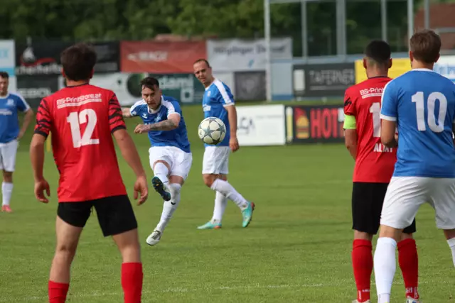 An seinem 30. Geburtstag beschenkte sich Peter Ploberger (blau) selbst und seinen SK Asten mit einem Doppelpack beim 3:1-Sieg über Pucking.