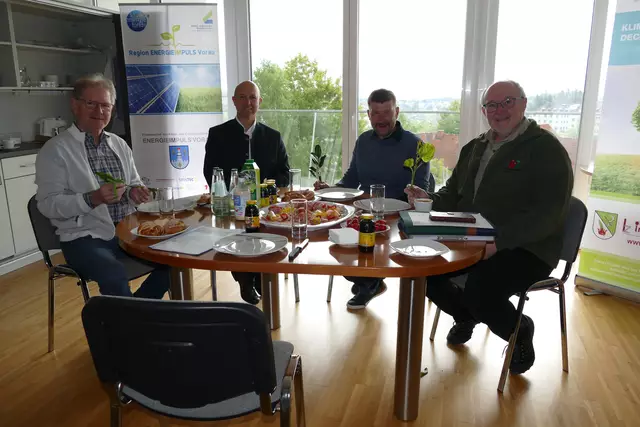 Richard Romirer-Maierhofer, Bgm. Andreas Geier, Markus Plank und Ferdinand Zisser (v. l. n. r.) bei der Projektvorstellung  | Foto: Putz