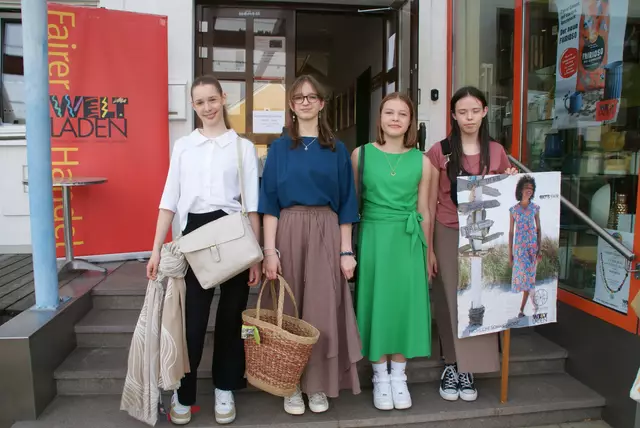 Vier junge Damen präsentierten Mode. | Foto: Anna Kaufmann