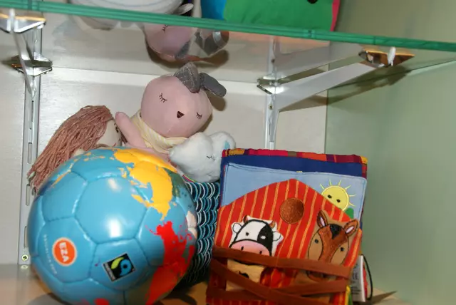 Reichhaltiges Sortiment an Kinderbekleidung und Spielzeug. | Foto: Anna Kaufmann