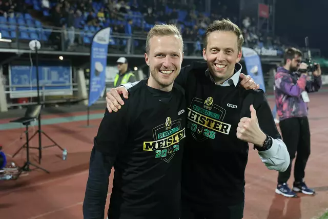 Trainer Max Senft und Präsident Thomas Gahleitner überglücklich nach dem Abpfiff. Die SV Ried ist nach zwei Jahren wieder in der Bundesliga angekommen.  | Foto: Reinhard Schröckelsberger/SV Ried