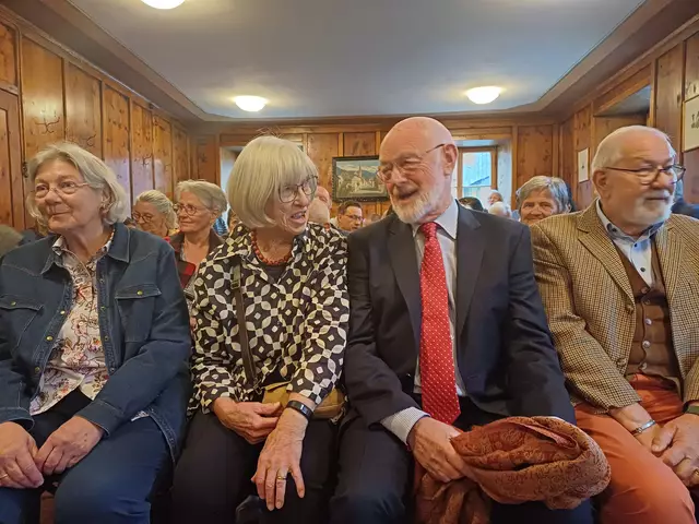 Die Künstlerin Irmgard Parth (2.v.l.) - Fleming mit ihrem Ehemann Peter Fleming  (2.v.r.) | Foto: Monika Hammerl