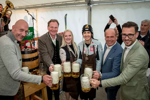 Nach einem perfekten Bieranstich von Kathi Truppe und Stephanie Venier ging es so richtig ans Feiern.