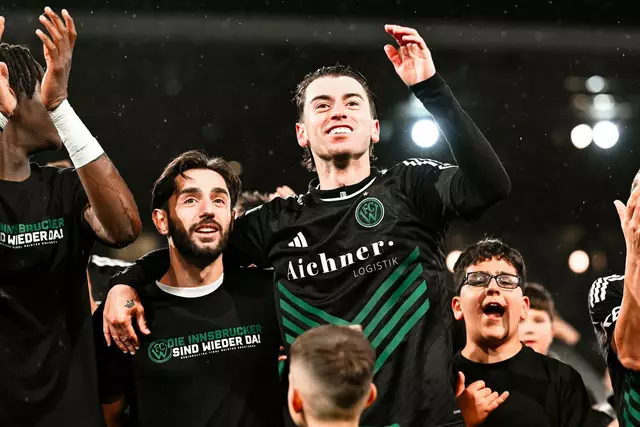 Gemeinsam wird der Meistertitel gefeiert. | Foto: FCW/Daniel Schönherr