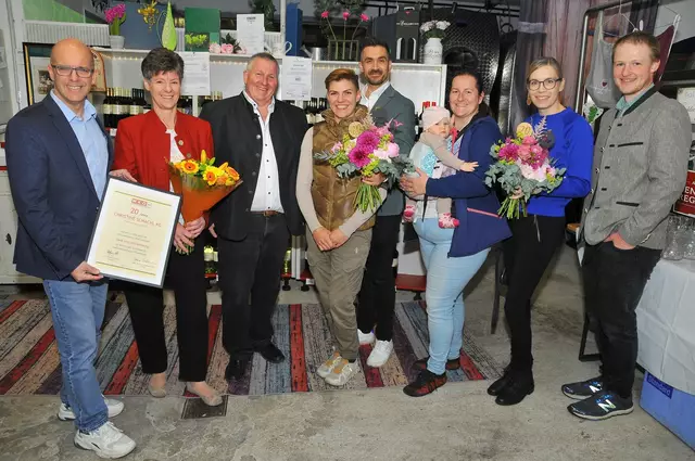 Ing.Peter Bosetzky (Obmann WKO Bezirkstelle Baden) Christine Schachl, Harald Schachl, Annkathrin Drumm (stv.Bezirksvorsitzende JW Baden), Gernot Steurer (JW Baden) Alexandra Schachl-Uchatzi mit Baby Sophie, Nicola Allram-Markel (JW Baden) und Bernhard Uchatzi | Foto: mamaraZZa photo