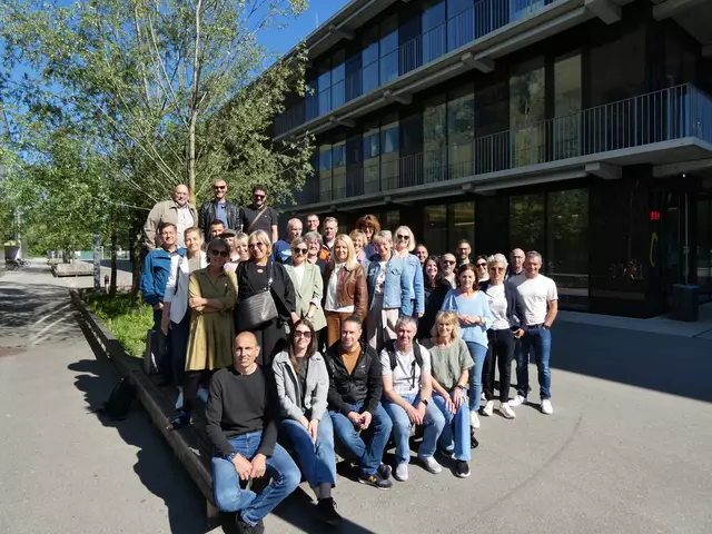 Schulleiter:innen des Bezirkes Landeck fuhren mit SQM Daniela Lehmann nach Hard am Bodensee, um sich Inspirationen der "Schule am See" zu holen. 