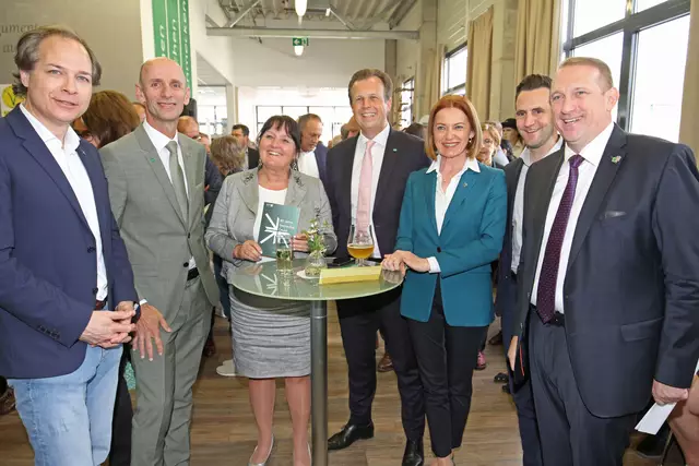 Landeshauptmann-Stellvertreterin Manuela Khom und ihre Landesräte ließen es sich nicht nehmen, den Geburtstag würdig zu feiern. | Foto: Woche
