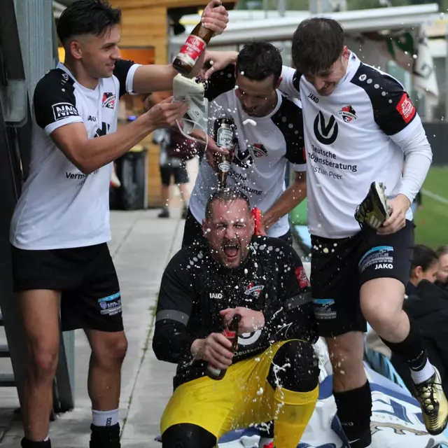 Meisterjubel beim SV Nordkette. 99 Tore erzielt, 13 Tore erhalten. | Foto: SV Nordkette