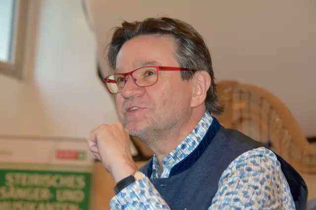 Karl Lenz moderierte in gewohnt unterhaltsamer Art durch den Abend. | Foto: MeinBezirk