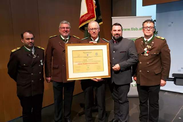 Friedrich Anrain (Mitte - SG Münster) durfte sich im Zuge der 76. Jahreshauptversammlung über die Auszeichnung zum Ehren-Landesschützenmeister freuen.
V.l.n.r.:
Martin Schranz (Landesschützenmeister)
Jochen Klammsteiner (Landesoberschützenmeister)
Friedrich Anrain (SG Münster)
Christoph Appler (Landtagsabgeordneter)
Manfred Schachner (Landesschützenmeister) | Foto: Christian Kramer / TLSB