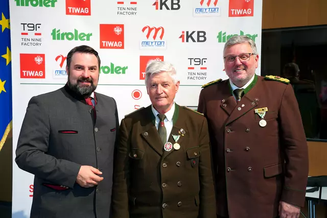 V.l.n.r.: Landtagsabgeordneter Christoph Appler 
Anton Unterdorfer (SG Sportschützen St. Johann)  Jochen Klammsteiner (Landesoberschützenmeister)
  | Foto: Christian Kramer / TLSB