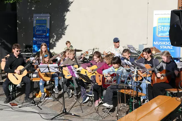 Gitarren, so weit das Auge reicht | Foto: Gerhard Langmann