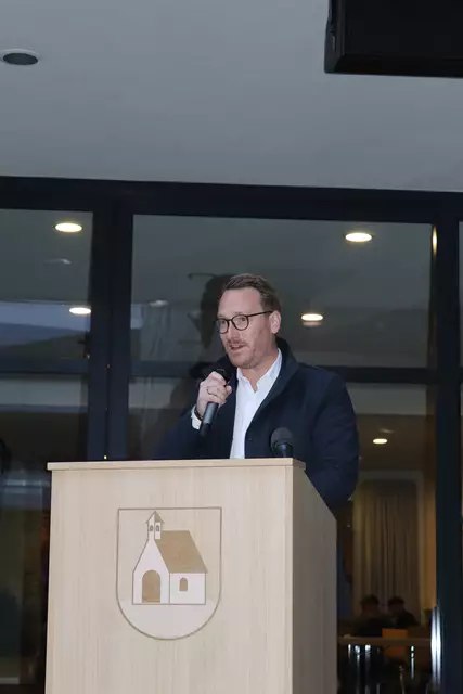 LH-Stellvertreter Philip Wohlgemut richtete Grußworte an die so zahlreich Erschienenen.  | Foto: Elisabeth Zangerl