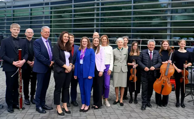 Einige der Teilnehmer, darunter auch der Bürgermeister von Lannach, Josef Niggas, der seit 1995 nicht nur den Taktstock der Gemeinde schwingt neben dem Cello

Foto Verein Lila Winkel