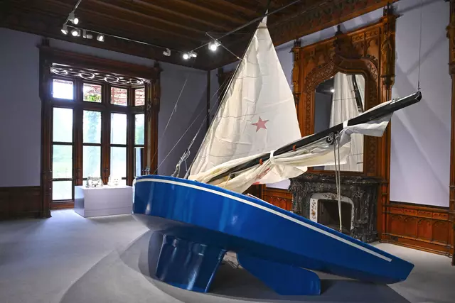 Extra für die Ausstellung wurde ein Star-Segelboot extrem verbogen und im ehemaligen Schlössl von Kaiserin Sisi aufgestellt.