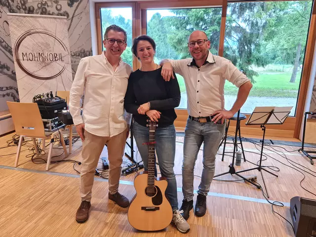 Keyboarder Leopold Denk, Sängerin Johanna und Gitarrist Thomas Putzer – die Band Mohnwobil vor ihrem Auftritt im Flusshaus.
 | Foto: Cornelia Strobl