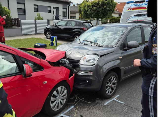 Die Pkw wurden von der Fahrbahn entfernt, gesichert abgestellt und die Batterien abgeklemmt, um Brandgefahr auszuschließen. | Foto: Feuerwehr Parndorf