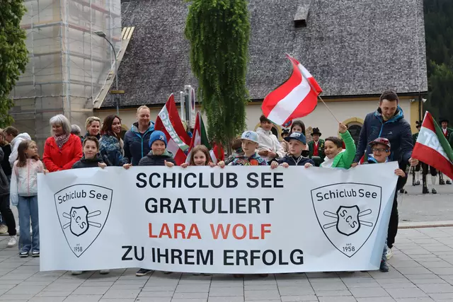 Auch viele Kinder und Erwachsenen des Schiclubs See sind zum Empfang gekommen.  | Foto: Elisabeth Zangerl