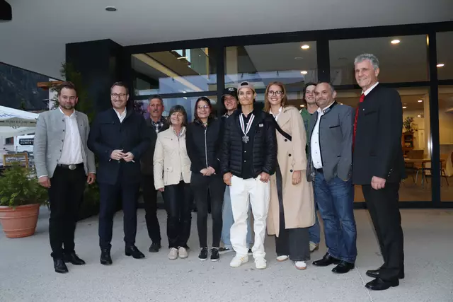 Die frisch gekürte Vizeweltmeisterin Lara Wolf mit ihrer Familie und Ehrengästen.  | Foto: Elisabeth Zangerl