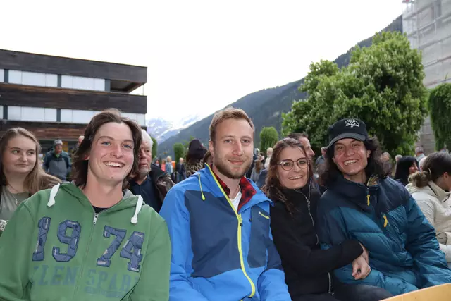 Die Geschwister von Lara Wolf: Jonas Wolf, Lorenz Nathanael, der Freund von Laras Schwester Hannah, die neben ihm sitzt und David Wolf, der selbst Freestyler ist.  | Foto: Elisabeth Zangerl
