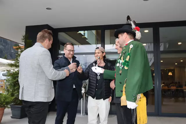 Ein Schnapserl, unter anderem mit dem Landtagsabgeordneten Dominik Traxl und LH-Stellvertreter Philip Wohlgemut, durfte nicht fehlen.  | Foto: Elisabeth Zangerl