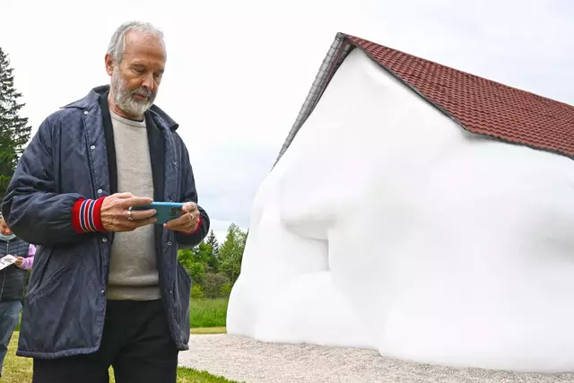 Erwin Wurm mit seinem "Fat House" bei der Ausstellungseröffnung in Bad Ischl.