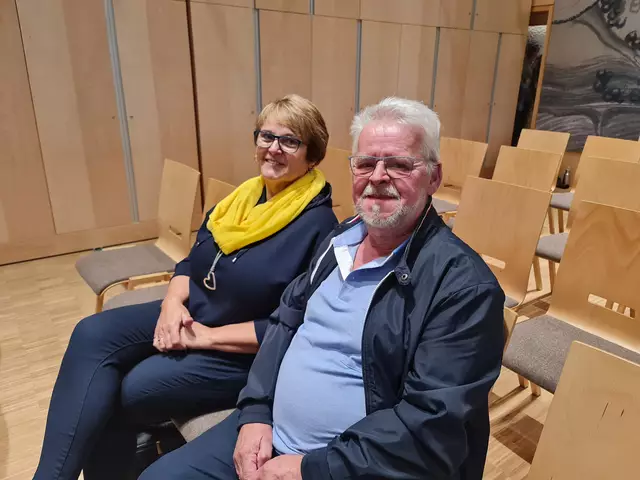 Elisabeth und Anton Leitner sitzen entspannt im Konzertsaal und blicken freundlich in die Kamera. | Foto: Cornelia Strobl