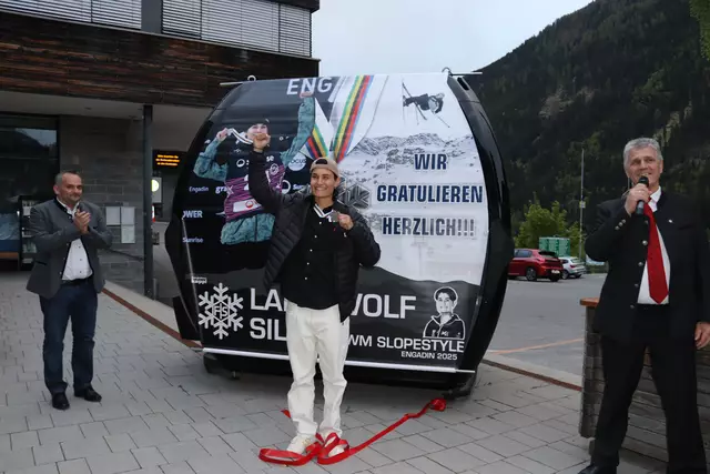 Diese Gondel am Dorfplatz Kappl ziert fortan Lara Wolf.  | Foto: Elisabeth Zangerl