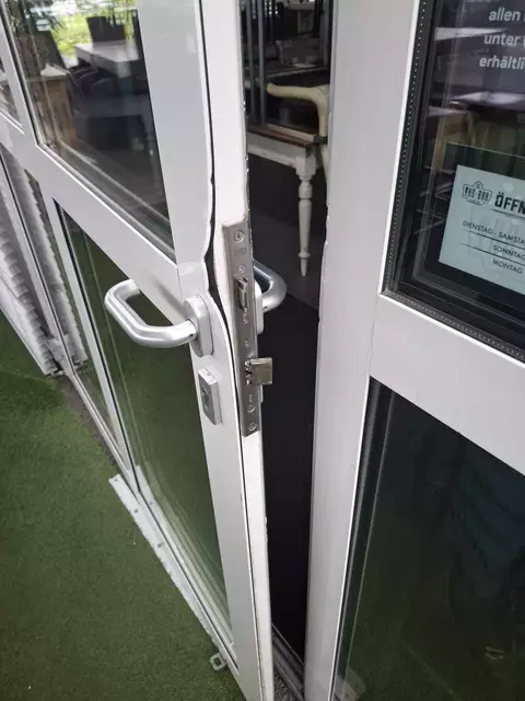 Im Lokal wurden auch drei Türen beschädigt. | Foto: Privat