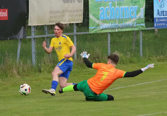 Marc Hassler bei einer der wenigen Großchancen für Reith - gegen Kitz-Juniors Goalie Alexander Promebner