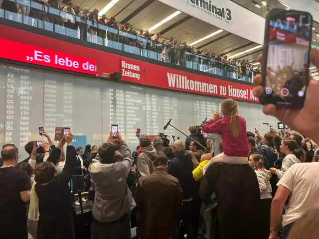 Bei einem MeinBezirk-Augenschein war die Ankunftshalle eine einzige Menschentraube. Auch in einer Etage weiter oben hatten sich viele Fans eingefunden, um JJs Ankunft beizuwohnen. | Foto: Julia Steiner