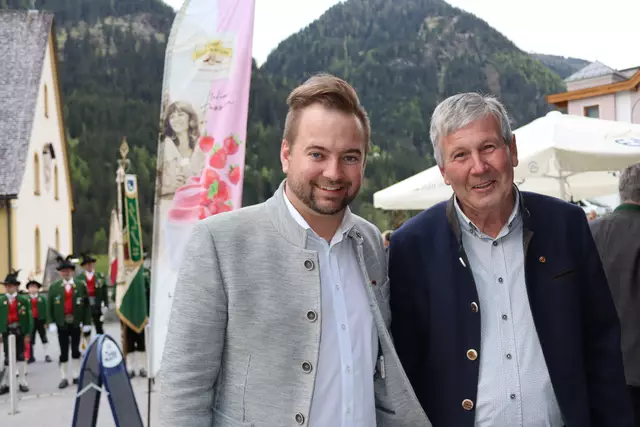 Der Zammer Landtagsabgeordnete Dominik Traxl ist ebenso nach Kappl zum Empfang für Lara Wolf gekommen, am Bild zu sehen ist er mit Hubert Zangerl, dem Vizebürgermeister von See.  | Foto: Elisabeth Zangerl
