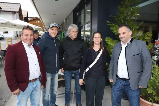 Auch Vertreter:innen des Gemeinderats von See sind zahlreich erschienen, im Bild zu sehen sind Bernhard Spiss, Stefan Juen, Leonhard Schmid, Viktoria Mussak und Bürgermeister Michael Zangerl.  | Foto: Elisabeth Zangerl