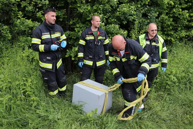 Mit Manneskraft und einem Kran konnten die Stadtfeuerwehr Güssing den Tresor bergen. | Foto: Stadtfeuerwehr Güssing