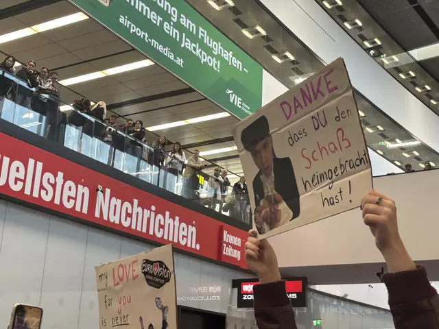 Viele hatten dabei selbstgebastelte Plakate mitgebracht, um ihr Idol feierlich zu empfangen. | Foto: Julia Steiner