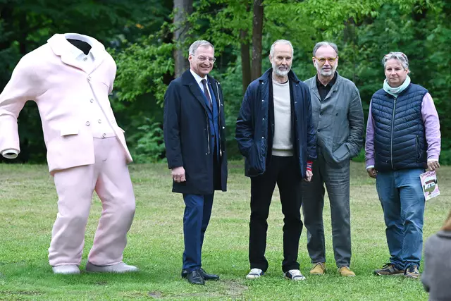 Wurm-Ausstellung in Bad Ischl: Thomas Stelzer, Erwin Wurm, Alfred Weidinger und Lucas Cuturi. | Foto: Wolfgang Spitzbart